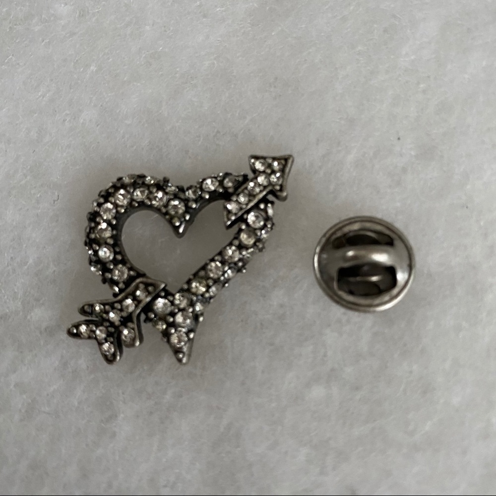 CHICO’S BROOCH PIN HEART SILVER TONE RHINESTONES CUPIDS ARROW